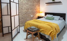 Artistic Digital Retreat-Great Location Near Metro